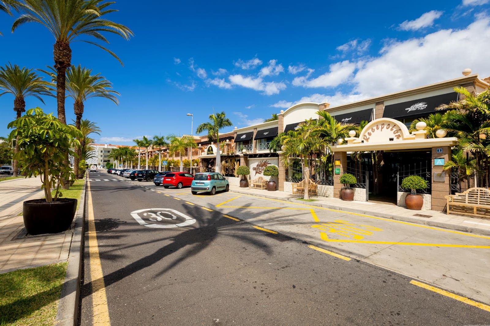 Apartment for sale in Los Cristianos with pool - € 330,000 (Ref: 9625980)