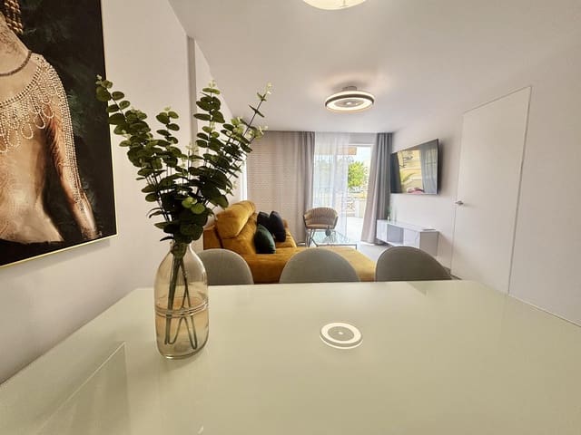 2 soveværelse Lejlighed til salg i Los Cristianos, Arona med swimmingpool - € 395.000 (Ref: 9726767)