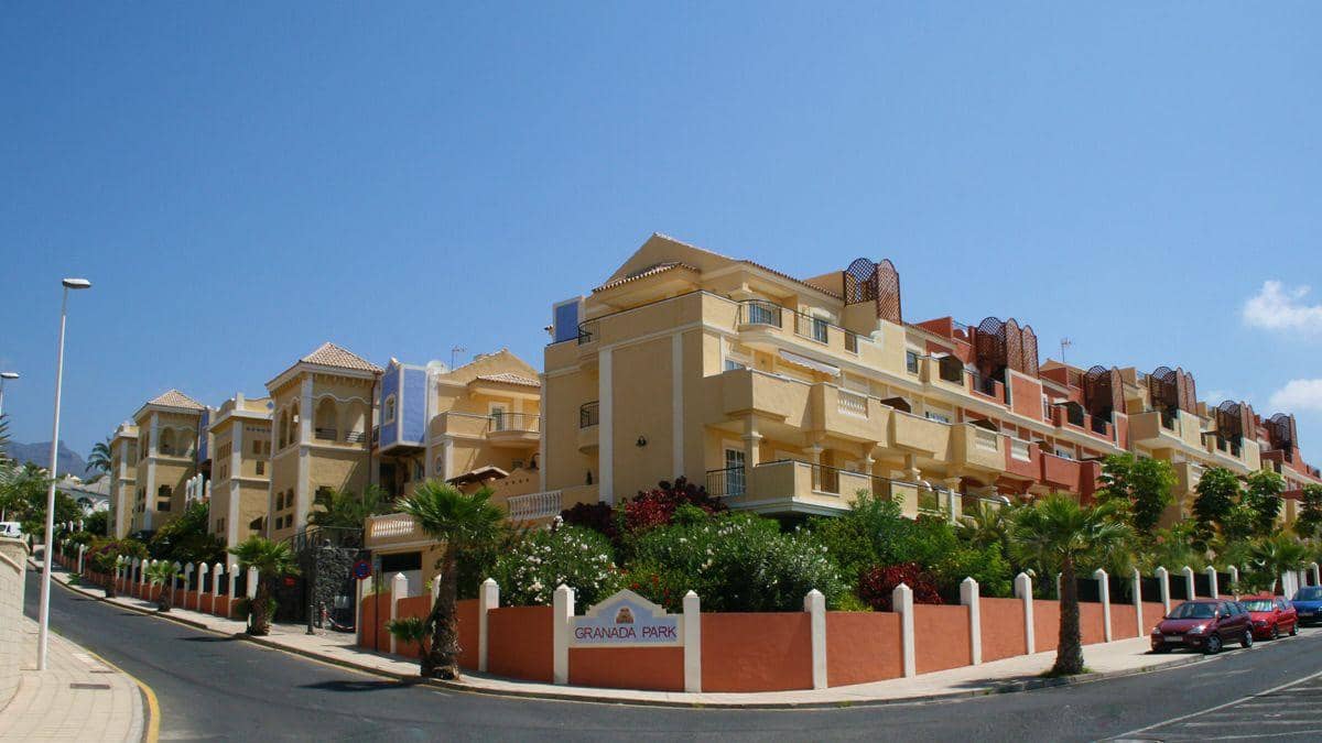2 bedroom Apartment for sale in Los Cristianos with pool - € 395,000 (Ref: 9726767)