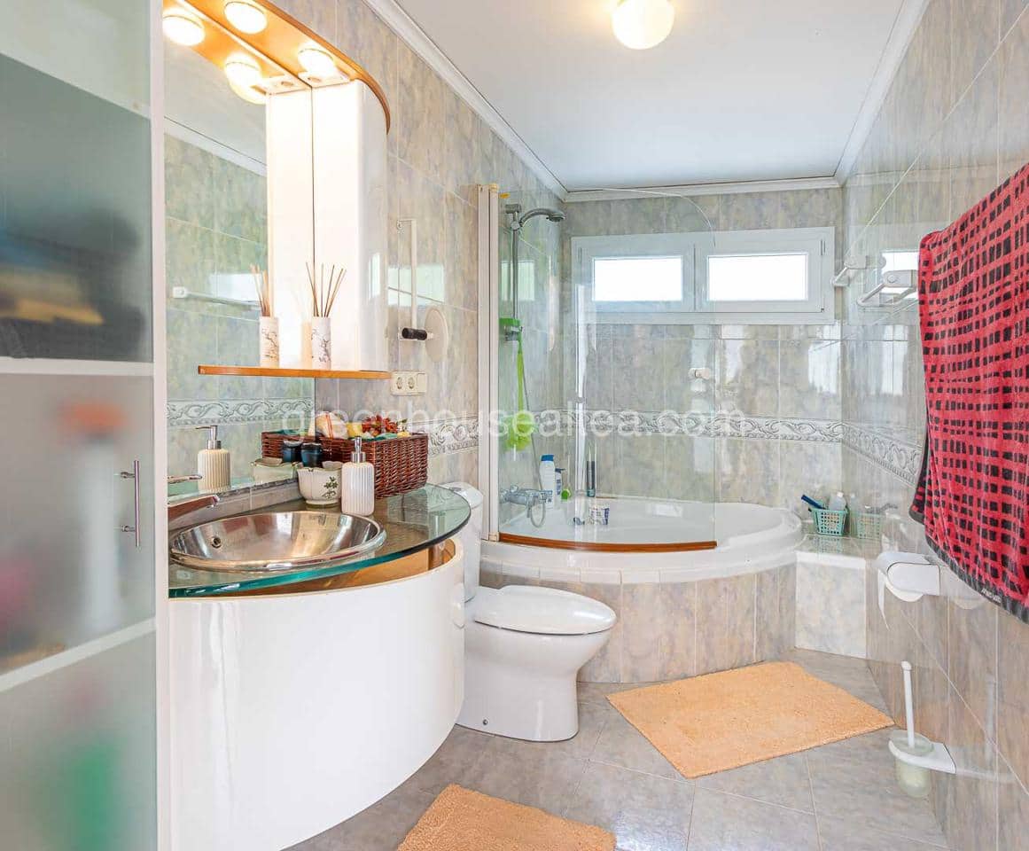 4 bedroom Villa for sale in Callosa d'En Sarria with pool garage - € 530,000 (Ref: 7426217)