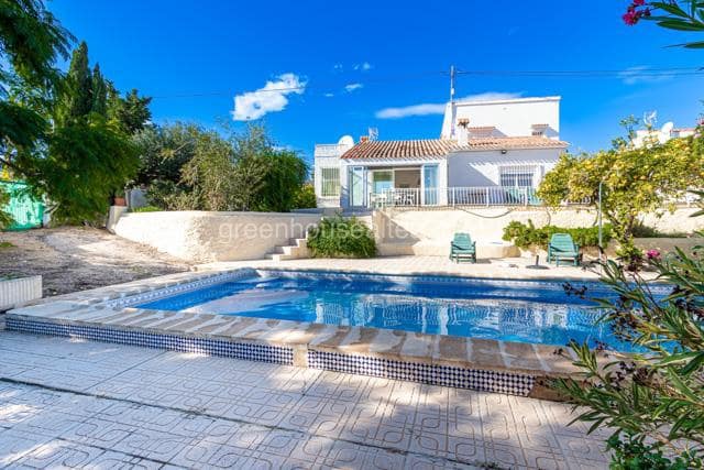 Chalet de 4 habitaciones en Pueblo - Urbanizaciones, Alfaz del Pi / L'Alfàs del Pi en venta con piscina garaje - 600.000 € (Ref: 8678761)
