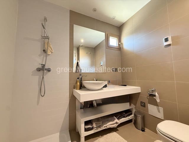 2 soverom Leilighet til salgs i Playa Poniente, Benidorm med svømmebasseng garasje - € 499 000 (Ref: 9160496)