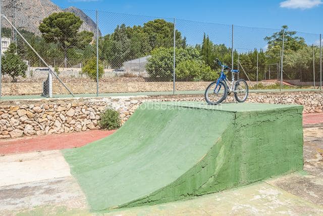 5 bedroom Villa for sale in Polop with pool garage - € 797,000 (Ref: 9363118)