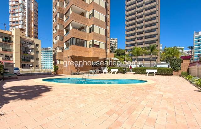 2 slaapkamer Flat te koop in Benidorm met zwembad garage - € 235.000 (Ref: 9650561)