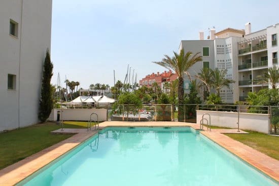 2 quarto Apartamento para arrendar em Sotogrande, San Roque com piscina garagem - 1 300 € (Ref: 10003557)