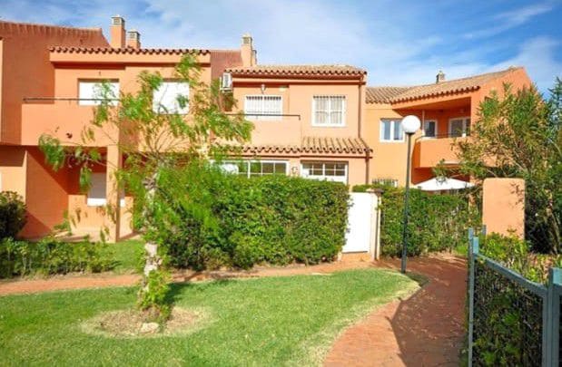 3 soveværelse Rækkehus til leje i San Luis de Sabinillas med swimmingpool - € 1.500 (Ref: 10026954)
