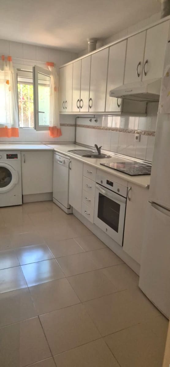 3 soveværelse Rækkehus til leje i San Luis de Sabinillas med swimmingpool - € 1.500 (Ref: 10026954)