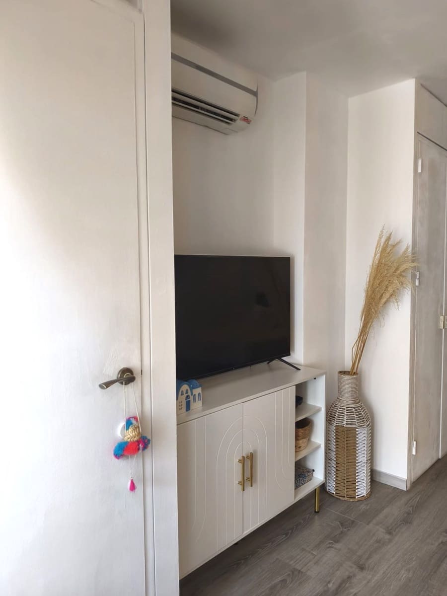 Appartement te huur in Sotogrande met zwembad garage - € 700 (Ref: 10031592)