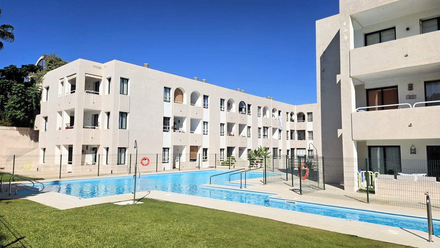 Appartement te huur in Sotogrande met zwembad garage - € 700 (Ref: 10031592)