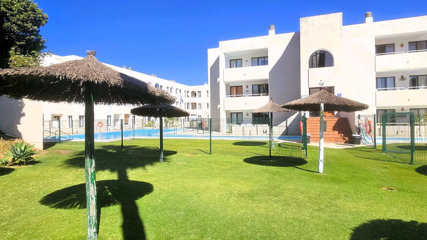 Apartment for rent in Sotogrande with pool garage - € 700 (Ref: 10031594)