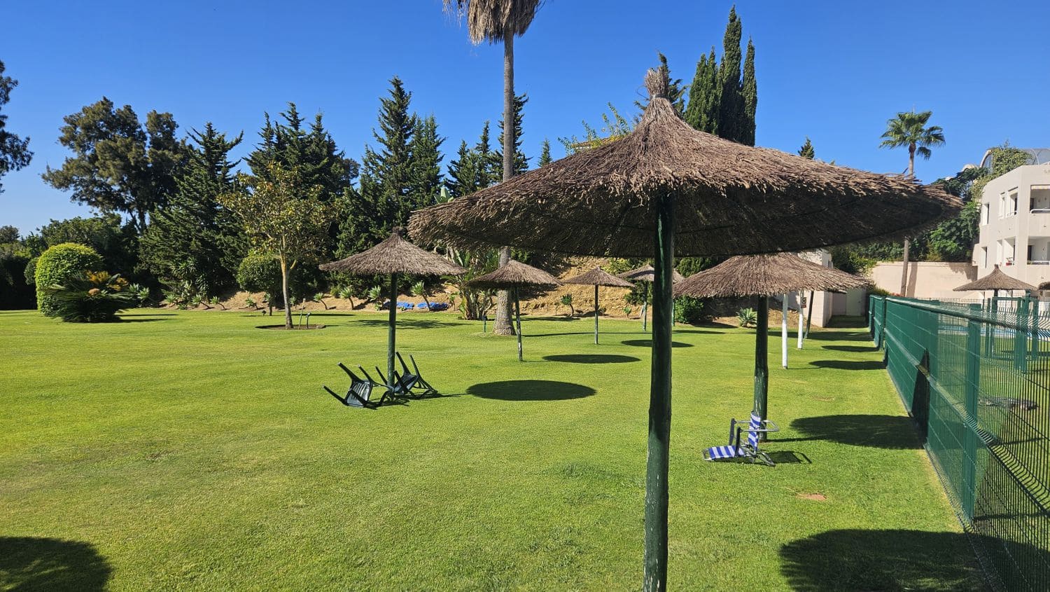 Apartment for rent in Sotogrande with pool garage - € 700 (Ref: 10031594)
