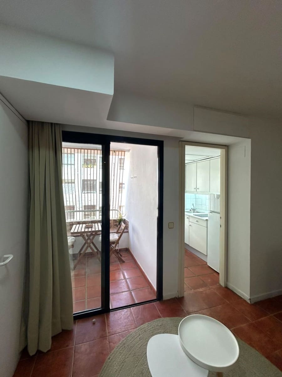 Apartment for rent in Sotogrande with pool garage - € 700 (Ref: 10031594)