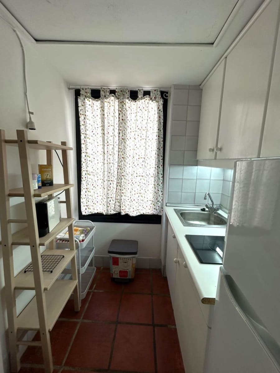 Apartment for rent in Sotogrande with pool garage - € 700 (Ref: 10031594)