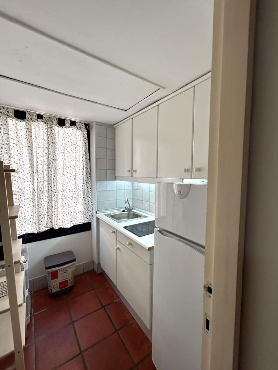 Apartment for rent in Sotogrande with pool garage - € 700 (Ref: 10031594)