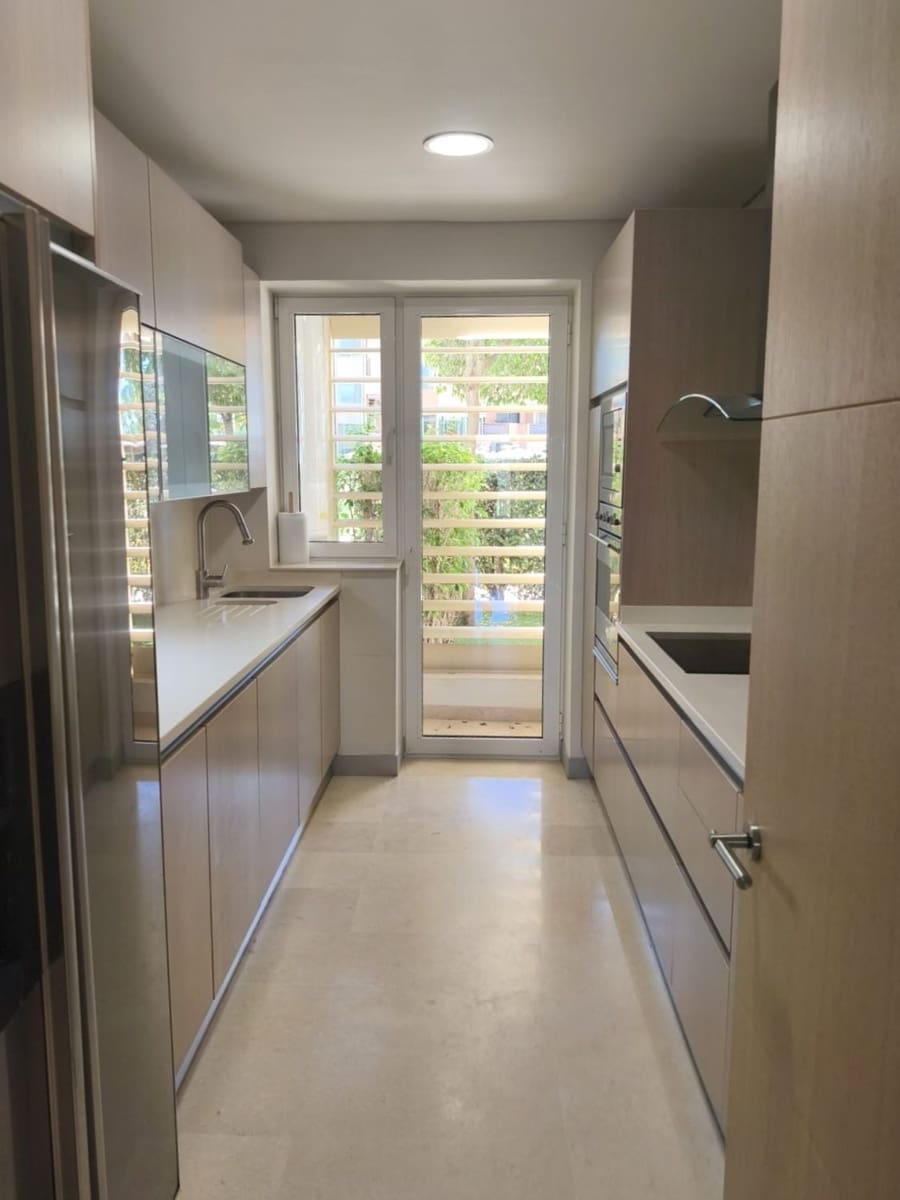 2 bedroom Apartment for rent in Sotogrande with pool - € 2,500 (Ref: 10037113)
