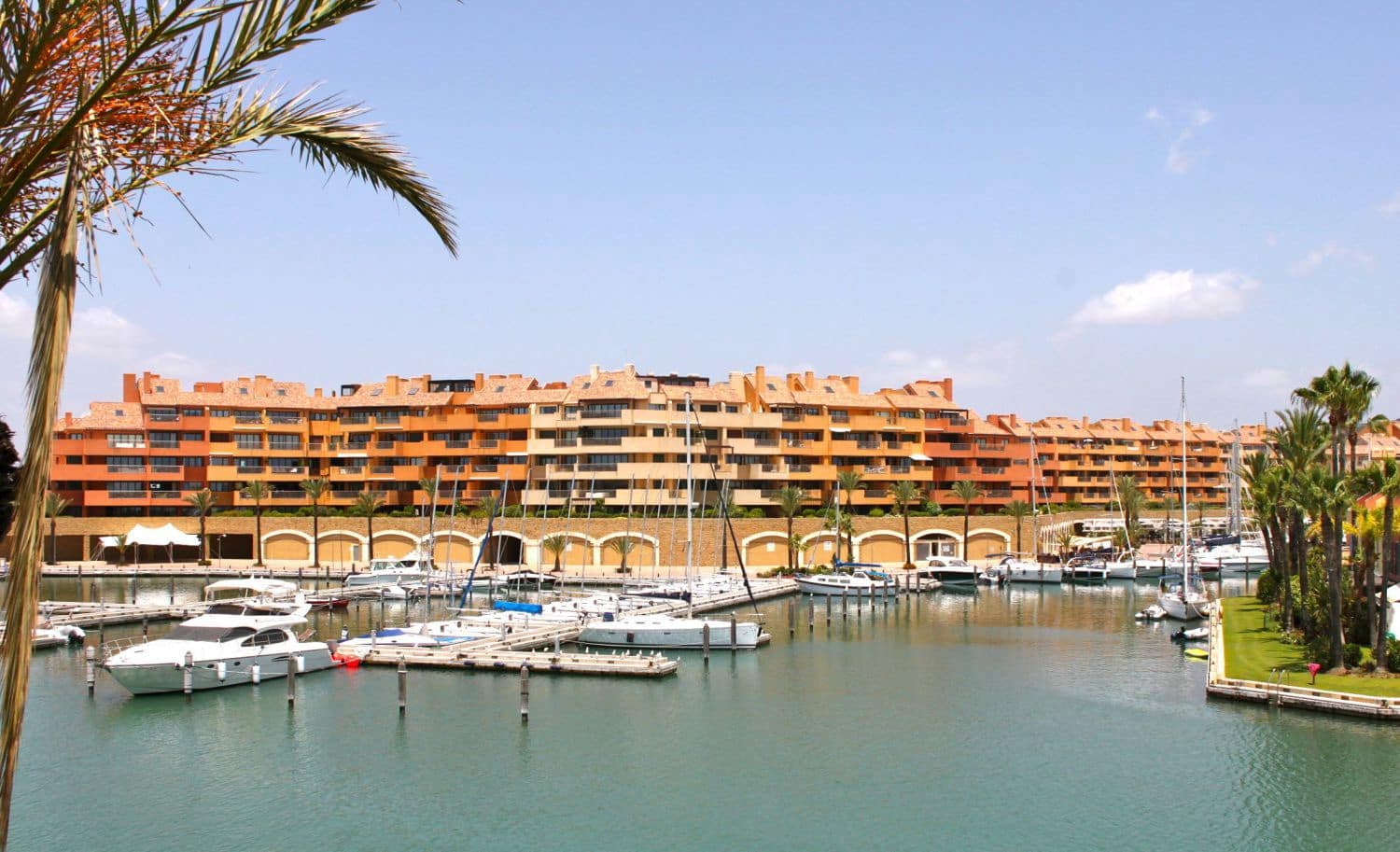 2 bedroom Apartment for rent in Sotogrande with pool - € 2,500 (Ref: 10037113)