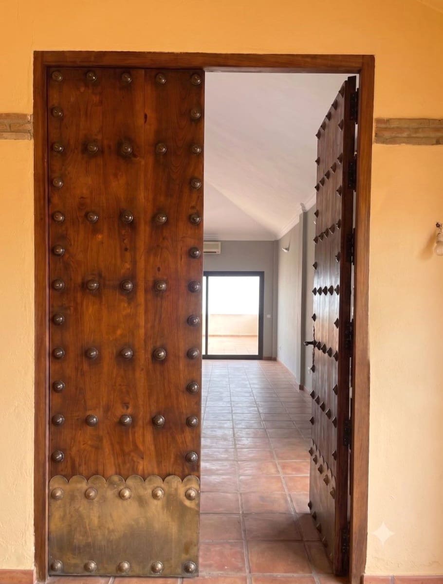 Commercial for sale in Pueblo Nuevo de Guadiaro - € 289,000 (Ref: 10046993)