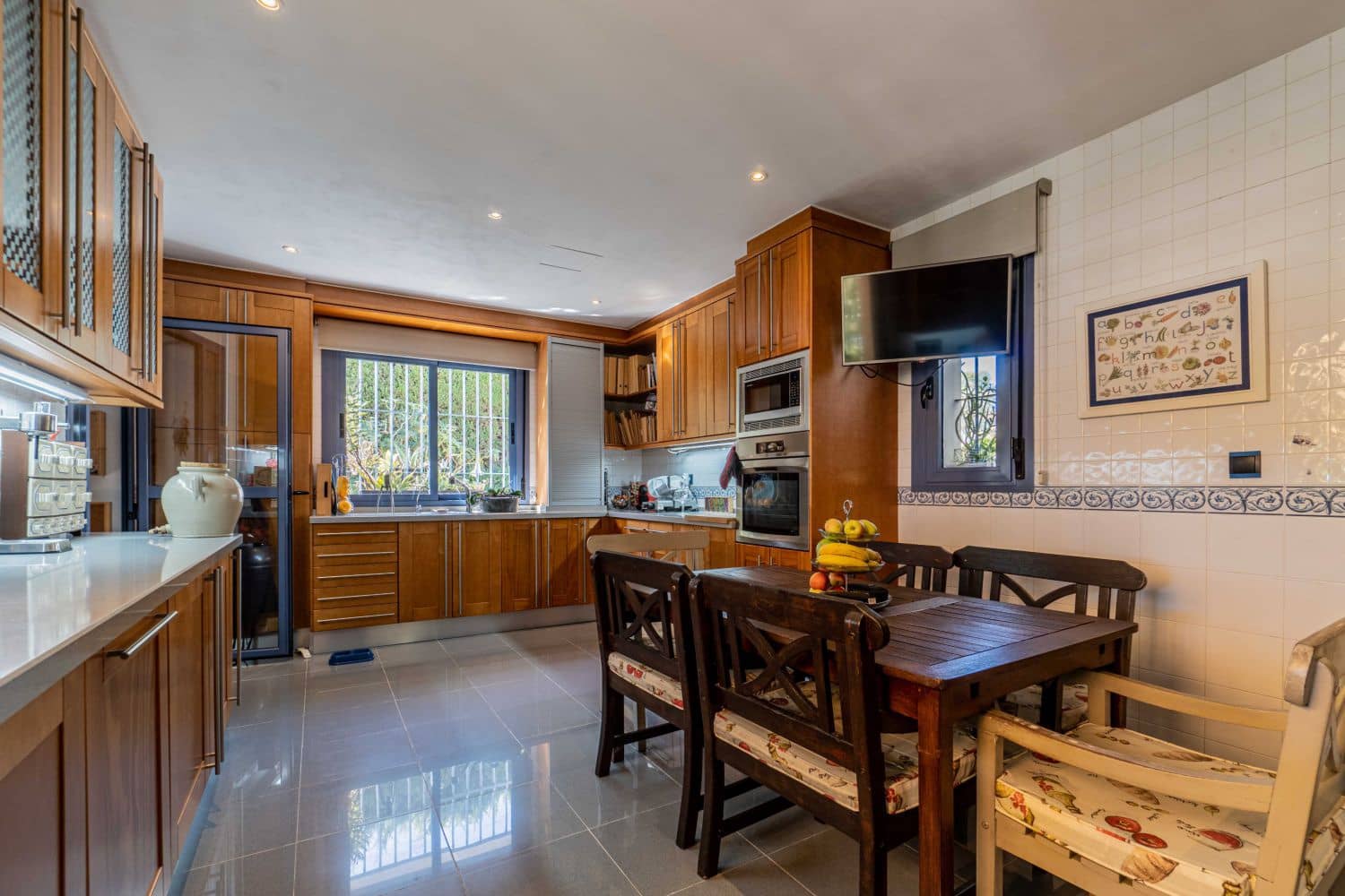6 bedroom Villa for sale in Sotogrande with pool garage - € 1,680,000 (Ref: 10141828)