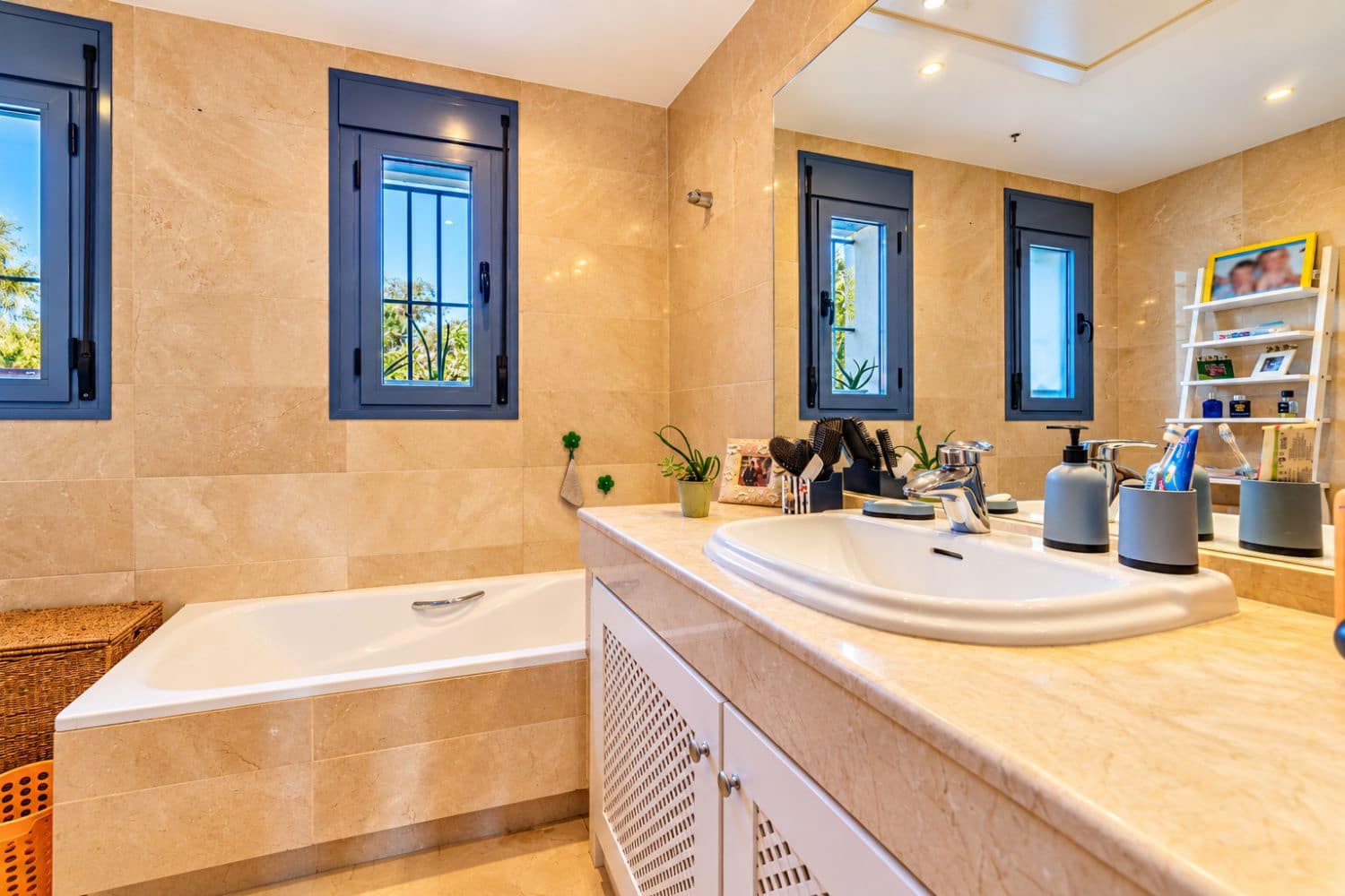 6 bedroom Villa for sale in Sotogrande with pool garage - € 1,680,000 (Ref: 10141828)