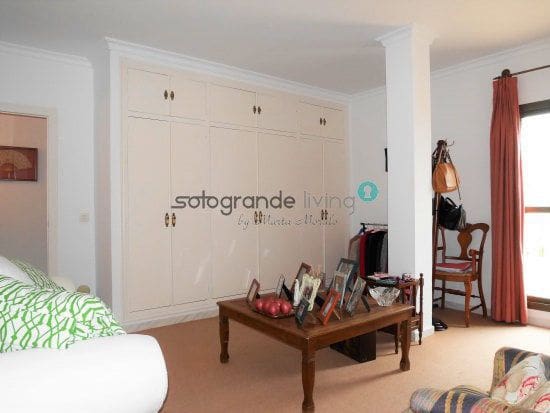 5 soverom Hus til salgs i Pueblo Nuevo de Guadiaro, San Roque med garasje - € 590 000 (Ref: 4255292)