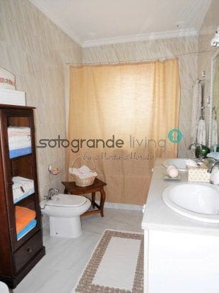 5 chambre Maison de Ville à vendre à Pueblo Nuevo de Guadiaro avec garage - 590 000 € (Ref: 4255292)