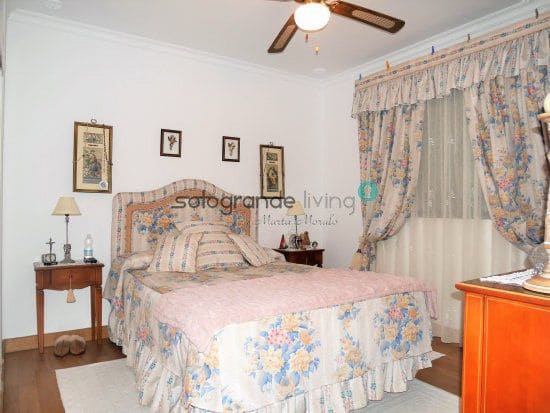 5 chambre Maison de Ville à vendre à Pueblo Nuevo de Guadiaro avec garage - 590 000 € (Ref: 4255292)