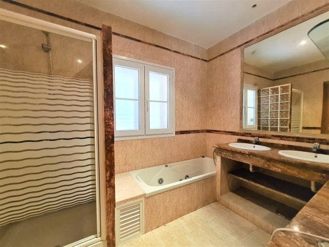 6 bedroom Villa for sale in Sotogrande with garage - € 1,450,000 (Ref: 5722826)