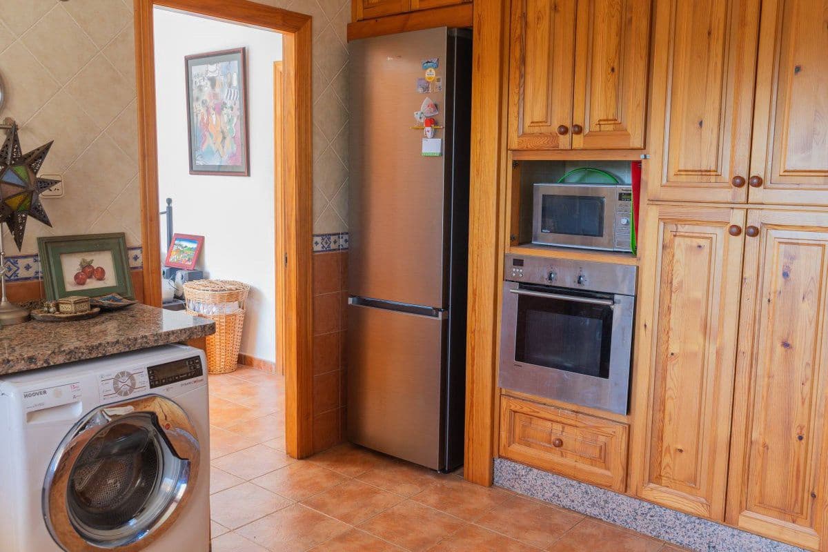 6 bedroom Villa for sale in Sotogrande with garage - € 1,450,000 (Ref: 5722826)