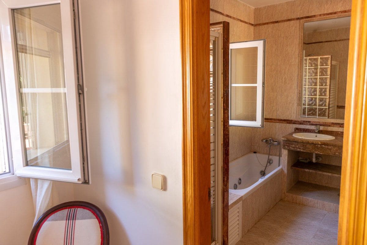 6 bedroom Villa for sale in Sotogrande with garage - € 1,450,000 (Ref: 5722826)