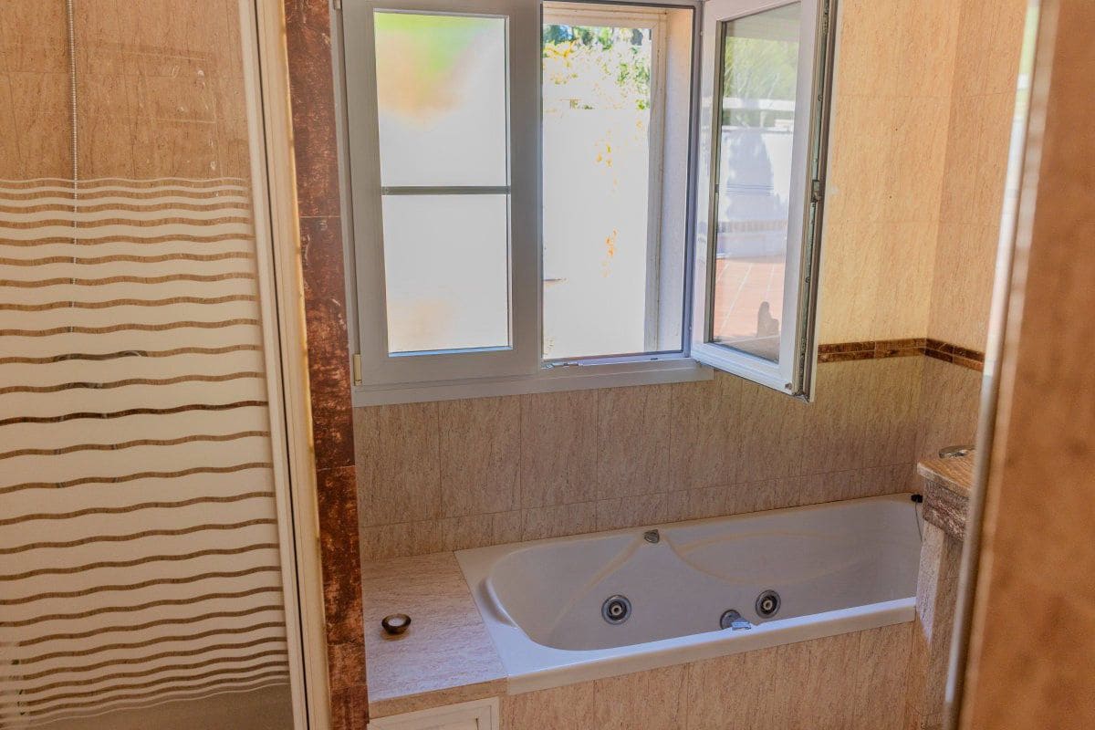 6 bedroom Villa for sale in Sotogrande with garage - € 1,450,000 (Ref: 5722826)