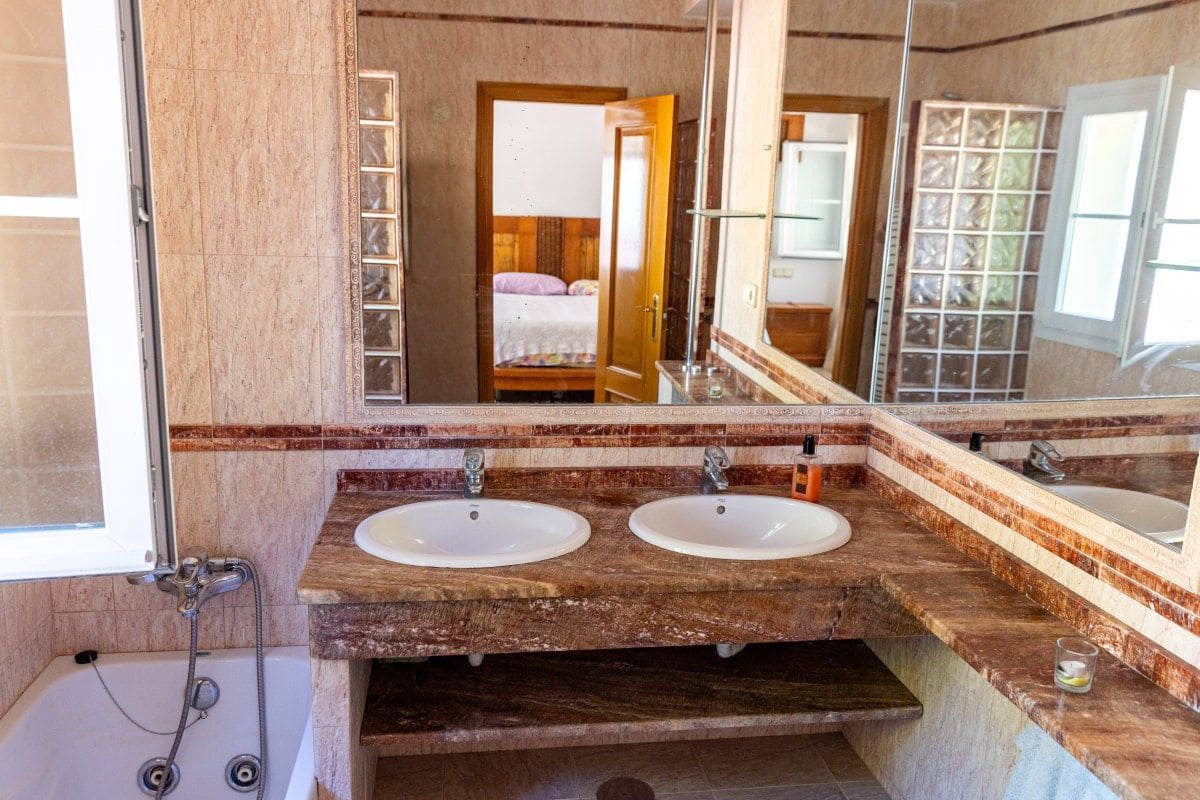 6 bedroom Villa for sale in Sotogrande with garage - € 1,450,000 (Ref: 5722826)