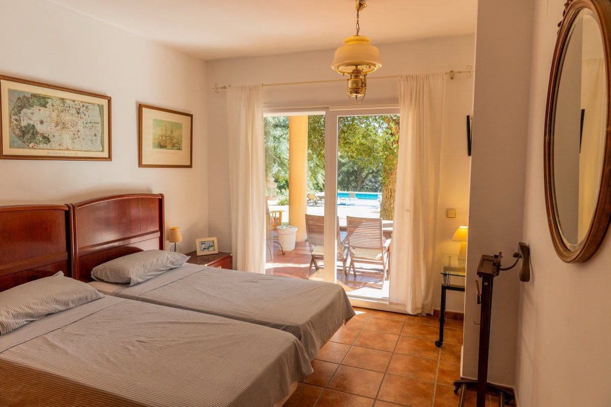 6 bedroom Villa for sale in Sotogrande with garage - € 1,450,000 (Ref: 5722826)