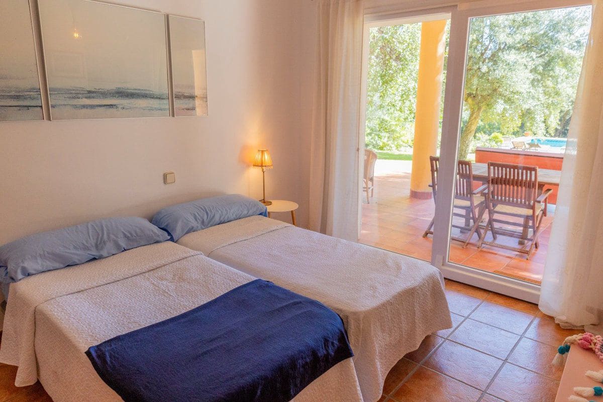 6 bedroom Villa for sale in Sotogrande with garage - € 1,450,000 (Ref: 5722826)