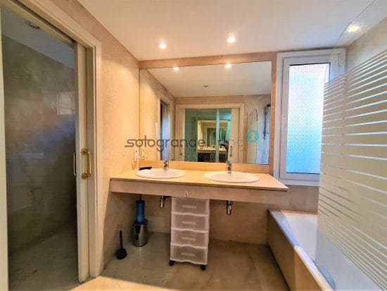 2 bedroom Apartment for sale in La Duquesa / Puerto de la Duquesa with garage - € 499,000 (Ref: 6053874)