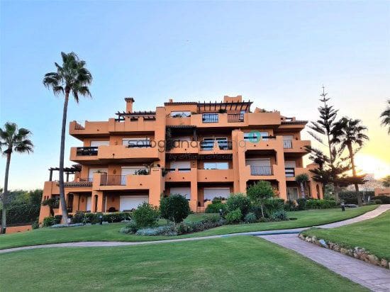 2 bedroom Apartment for sale in La Duquesa / Puerto de la Duquesa with garage - € 499,000 (Ref: 6053874)