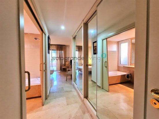 2 bedroom Apartment for sale in La Duquesa / Puerto de la Duquesa with garage - € 499,000 (Ref: 6053874)