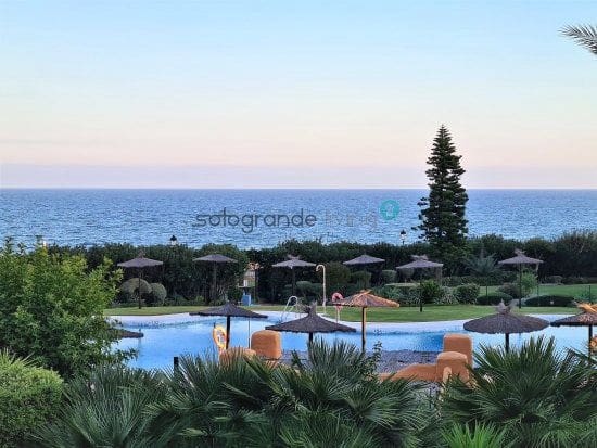 2 bedroom Apartment for sale in La Duquesa / Puerto de la Duquesa with garage - € 499,000 (Ref: 6053874)