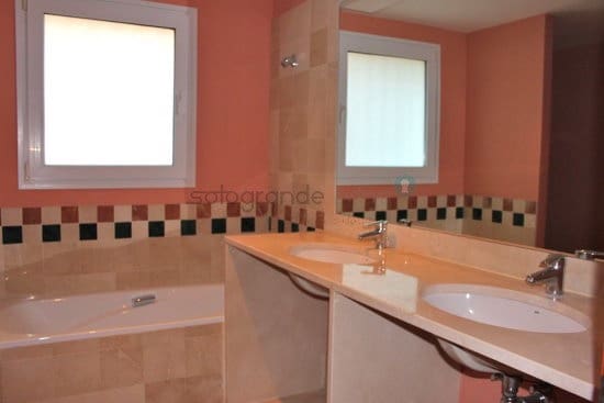 4 bedroom Villa for sale in Sotogrande - € 980,000 (Ref: 6283701)