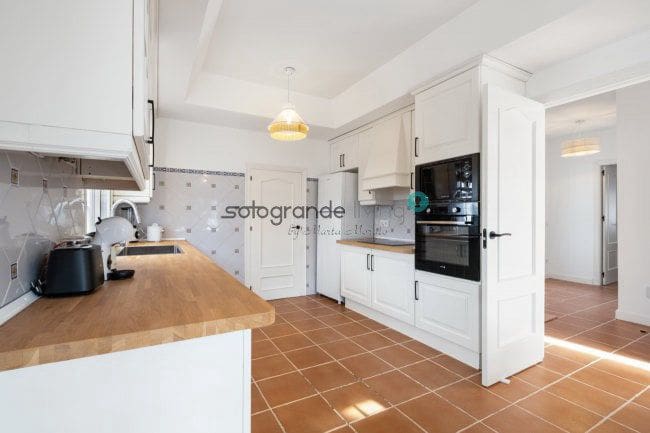 5 makuuhuone Huvila lomavuokrausta paikassa Sotogrande mukana 
autotalli - 3 500 € (Ref: 7640811)