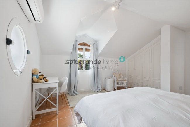 5 makuuhuone Huvila lomavuokrausta paikassa Sotogrande mukana 
autotalli - 3 500 € (Ref: 7640811)