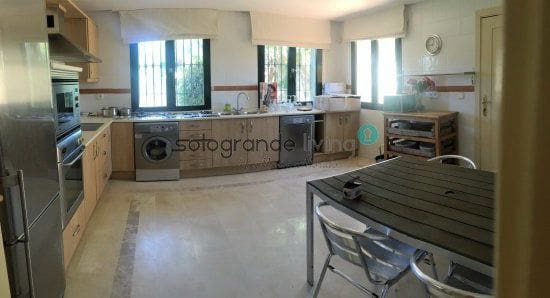 6 bedroom Villa for sale in Sotogrande - € 1,100,000 (Ref: 7824506)
