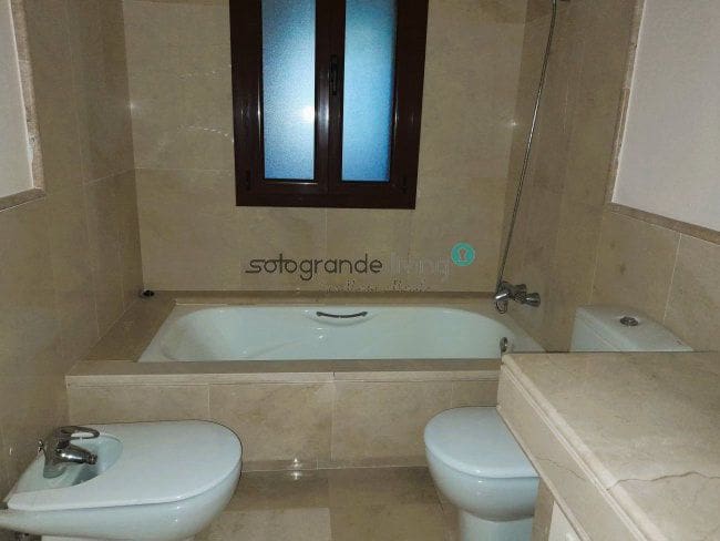 3 soverom Leilighet til leie i Sotogrande med svømmebasseng garasje - € 3 500 (Ref: 7903069)