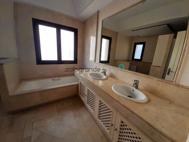 3 soverom Leilighet til leie i Sotogrande med svømmebasseng garasje - € 3 500 (Ref: 7903069)