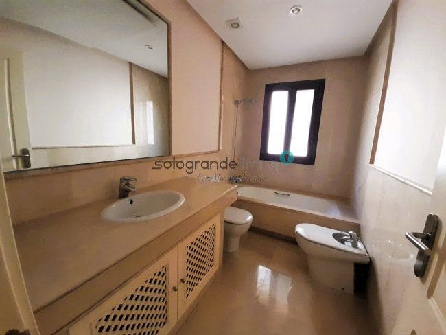 3 soverom Leilighet til leie i Sotogrande med svømmebasseng garasje - € 3 500 (Ref: 7903069)