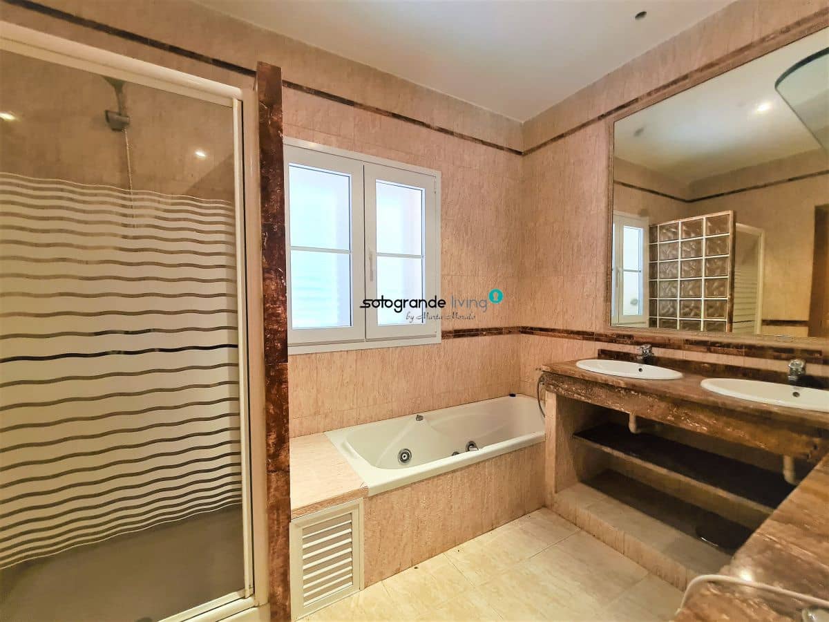 6 slaapkamer Villa voor vakantieverhuur in Sotogrande met garage - € 6.000 (Ref: 7936558)