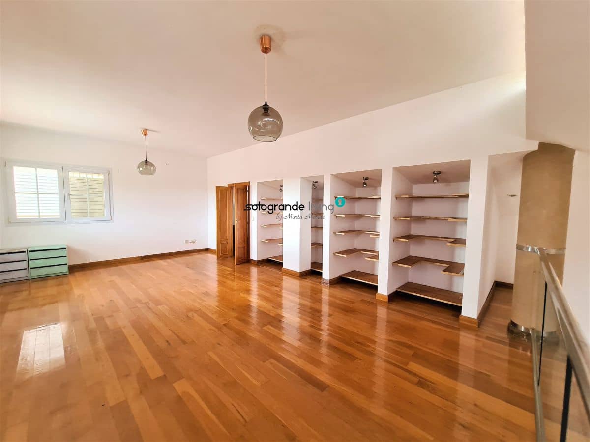 6 slaapkamer Villa voor vakantieverhuur in Sotogrande met garage - € 6.000 (Ref: 7936558)