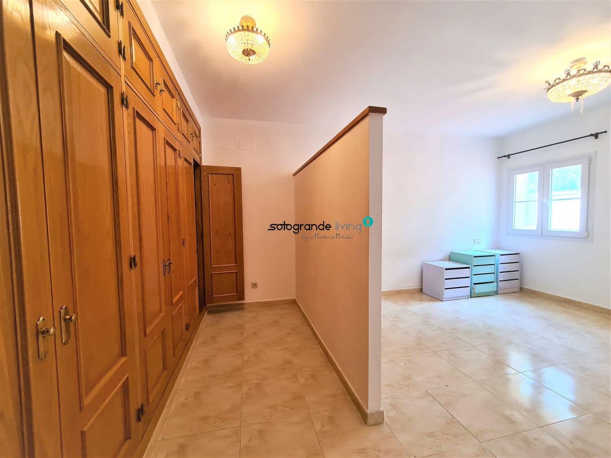 6 slaapkamer Villa voor vakantieverhuur in Sotogrande met garage - € 6.000 (Ref: 7936558)