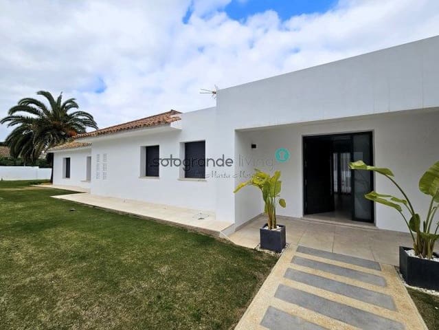 4 bedroom Villa for rent in Sotogrande Costa, San Roque - € 7,500 (Ref: 8069645)
