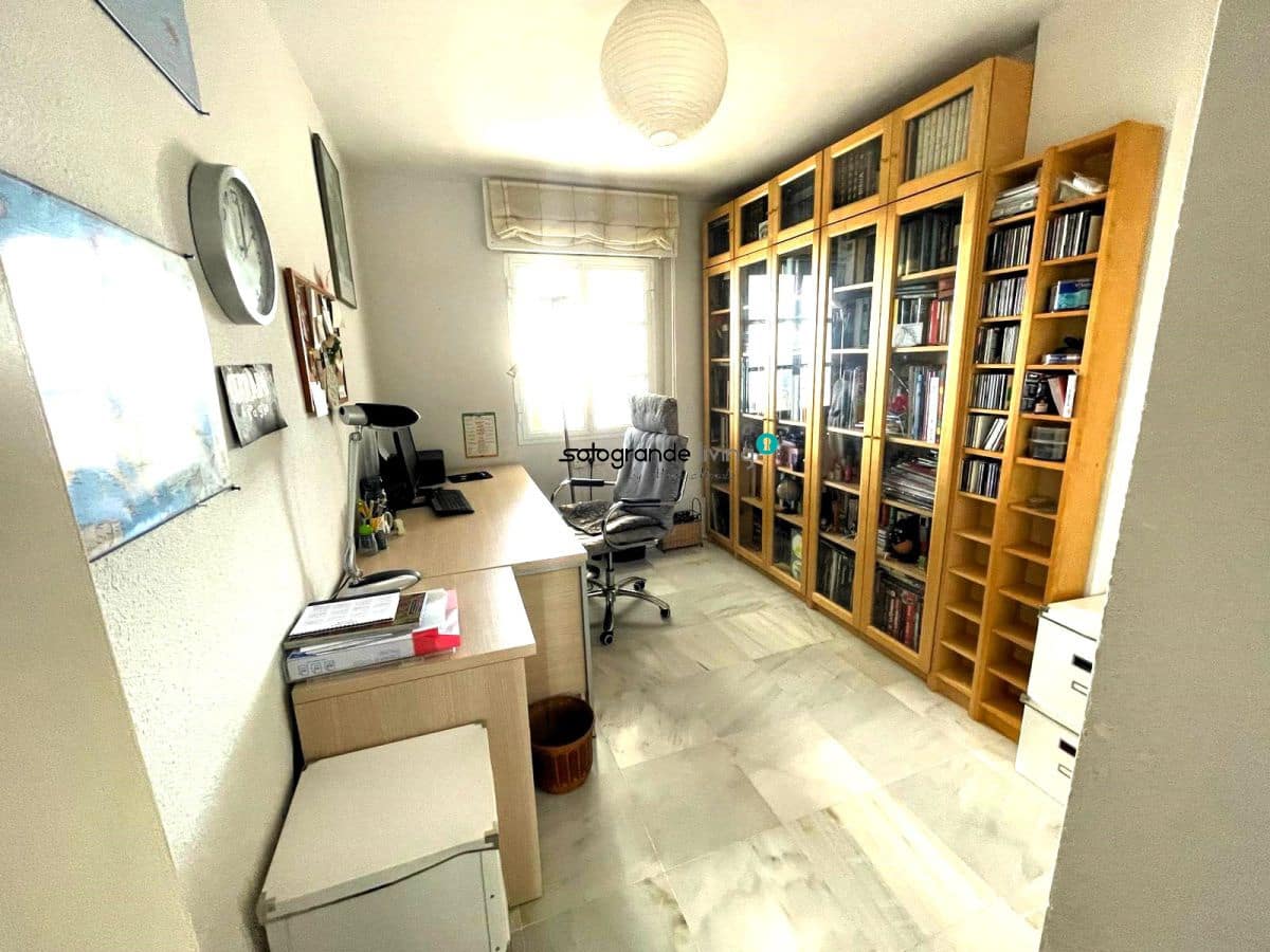 3 bedroom Apartment for sale in Estepona - € 595,000 (Ref: 8101224)