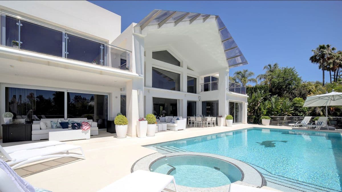 5 bedroom Villa for sale in Marbella - € 3,950,000 (Ref: 8242579)